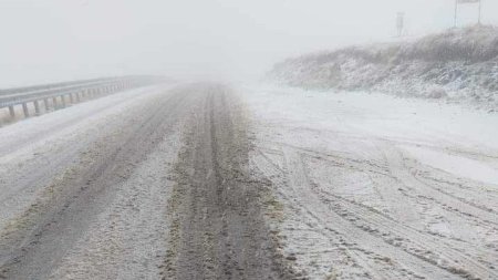 Zapada pe Transalpina din cauza Ciclonului Boris. Salvamontistii au ajutat mai multi turisti straini sa coboare din Parang | VIDEO