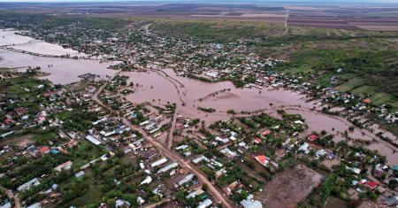 Statul va aloca fonduri pentru refacerea caselor distruse de inundatiile din Galati! 