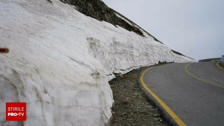 Soferii care vor sa traverseze Transalpina, sfatuiti sa caute rute alternative. Zapada masoara 5 centimetri