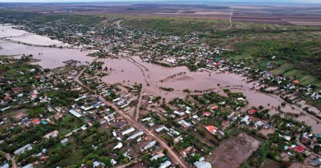 Cine-i vinovat de inundatiile catastrofale din sudul Moldovei. Autoritatile si localnicii se acuza reciproc FOTO