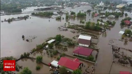 Galatenii ramasi pe drumuri din cauza inundatiilor au primit mancare si haine intr-o tabara. E apa pana-n tavan