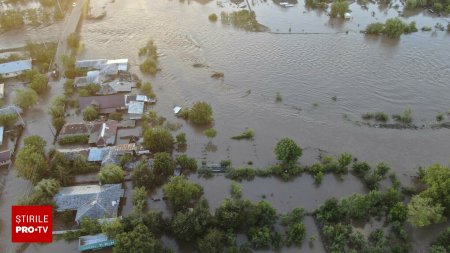 Circulatie oprita pe mai multe drumuri din Galati. In Arad, se circula pe un singur fir pe DN 7, din cauza aluviunilor