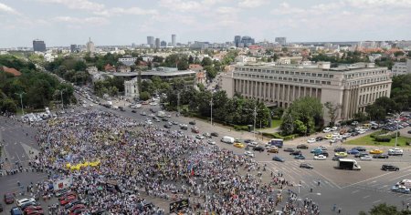 Protest in fata Guvernului. Pensionarii cu dizabilitati isi cer pensiile inapoi: 