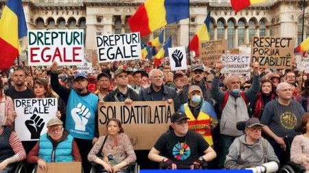 Protest in Piata Victoriei: Pensionarii cu dizabilitati, nemultumiti de noua lege a pensiilor, se revolta: Se amputeaza un drept