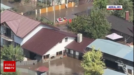 Inundatiile cuprind toata Moldova. O masina cu doi copii mici a cazut intr-o groapa cascata in centrul Sucevei