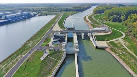 Investitiile in infrastructura contra inundatiilor au devenit un trofeul politic disputat in Polonia si Ungaria. Totusi, poduri, diguri, cai ferate si retelele de electricitate au cedat in fata celor mai distrugatoare viituri de decenii din Europa de Est