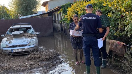 Inca 100 de pompieri au fost trimisi in Galati, afectat puternic de inundatii. In judet au inceput sa se distribuie ajutoare