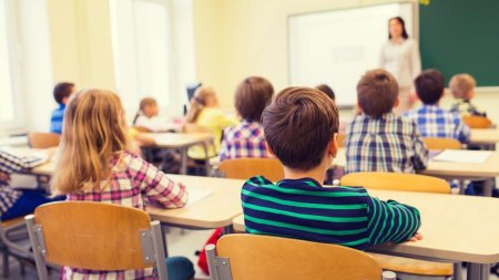 Ministerul Educatiei lasa zeci de mii de elevi fara burse sociale: Se produce o discriminare si se creeaza o ierarhizare a nevoilor acestor copii"