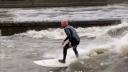 Barbat filmat cand face surf, altul se da intr-un caiac, pe raul Vltava, la Praga, in mijlocul inundatiilor: 