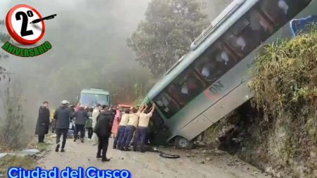 Grav accident in Peru, 30 de persoane ranite. <span style='background:#EDF514'>AUTOBUZUL</span> in care se aflau a iesit de pe carosabil si s-a prabusit in gol