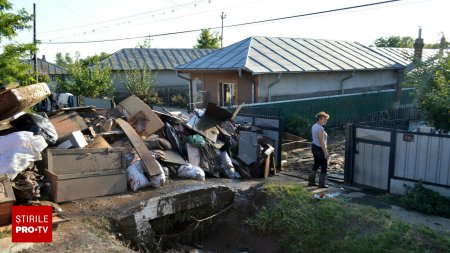 Dezastrul lasat in urma de viiturile devastatoare in judetele Galati si Vaslui. O femeie doarme in masina de cateva zile