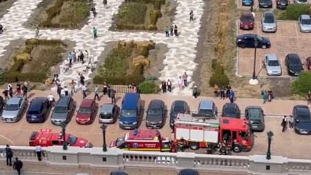 Incendiu la Parlament. Un echipaj <span style='background:#EDF514'>SMURD</span> intervine. Surse: ar fi vorba despre o autoincendiere