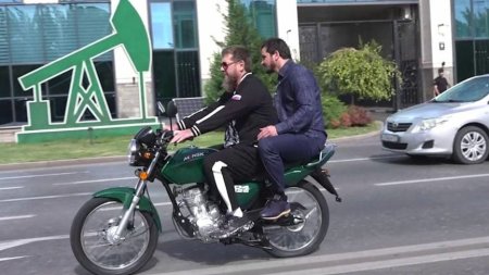 Ramzan Kadirov a primit o motocicleta Minsk cadou din Belarus si s-a plimbat prin Groznii: De la prietenii nostri | VIDEO