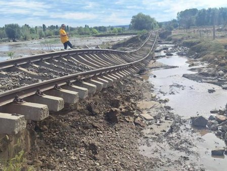 CFR SA: Linia Galati-Targu Bujor-Barlad, afectata de inundatii pe o lungime de 6,5 km