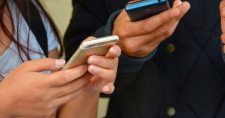 Un secretar de stat pune paie pe foc si spune ca telefoanele mobile vor fi interzise total in scoli. Care e situatia in alte tari