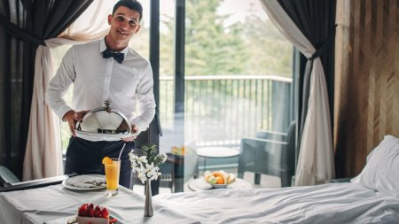 Hotelurile din toata lumea si-au dezvaluit cele mai nebunesti comenzi la room service: Un turist a cerut o cada plina cu apa Evian