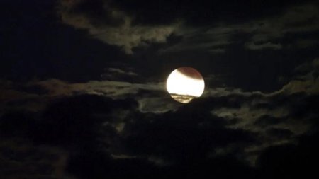 Cum s-a vazut <span style='background:#EDF514'>SUPERLUNA</span>. In acelasi timp a avut loc si o eclipsa partiala de luna