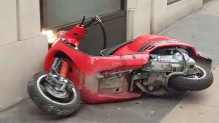 Un copil de 14 ani a fost retinut pentru ca a furat si condus un moped, drogat si fara permis. Baiatul transporta un alt minor, in varsta de 11 ani