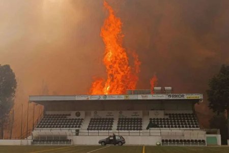 Fotbal mistuit de flacari » Incendiul devastator a cuprins si stadionul: 