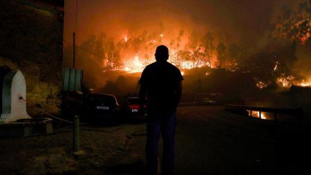 Peste 50 de incendii mistuie Portugalia si sunt <span style='background:#EDF514'>GREU</span> de controlat. Trei pompieri au ars intr-o masina cuprinsa de flacari