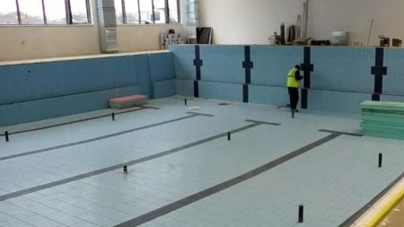 Bazin semiolimpic de inot, construit intr-o comuna fara canalizare, in mijlocul campului: 