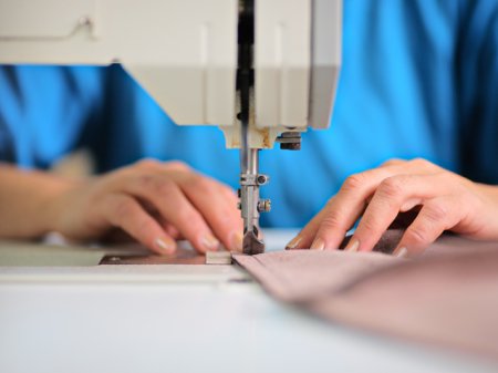 Analiza ZF. Productia de imbracaminte si incaltaminte la raport: De ce Braiconf si Ciserom cer sprijinul guvernului pentru salvarea industriei textile? In ultimii 15 ani aproape 200.000 de oameni au plecat din domeniu si una din sase firme s-a inchis