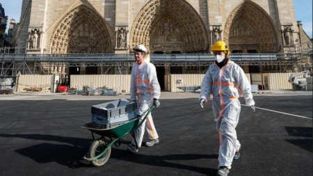 Descoperire arheologica rara, in timpul restaurarii catedralei Notre-Dame: Sicriul unui cunoscut poet a fost gasit in toiul lucrarilor