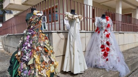 Moda vine de la Pucioasa: Trandafirii aplicati pe rochii de un artist plastic au inspirat noile tendinte