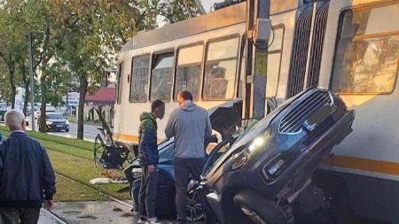 Accident grav in Bucuresti. Un autoturism a fost lovit de tramvai. Soferul a murit