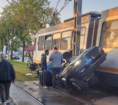 Accident grav intre un tramvai si un autoturism in Bucuresti. Masina a fost rupta in doua, iar soferul a murit