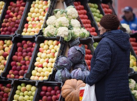 Analiza de luni. Patru ministri ai agriculturii au facut pe rand planuri de 750 mil. euro pentru depozite de fructe si legume, dar au pierdut finantarile in timp ce importurile de fructe si legume au ajuns la 6,5 miliarde de euro in cinci ani