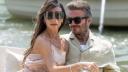 David Beckham si Victoria traiesc in case diferite. El a ales viata la tara, in timp ce Posh Spice a ramas in <span style='background:#EDF514'>INIMA</span> Londrei