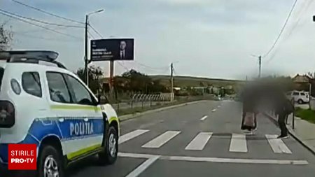 Doua femei din Cluj, la un pas sa fie lovite, pe zebra, de o masina de politie. Autospeciala nu avea girofarul pornit