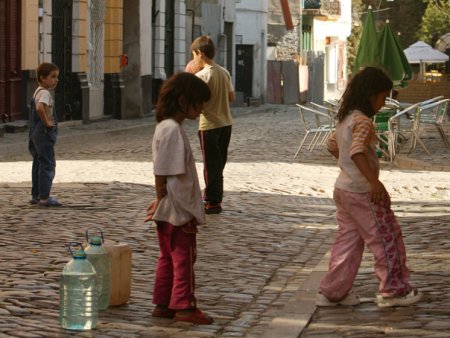 O femeie, arestata preventiv pentru ca si-a obligat copiii sa cerseasca