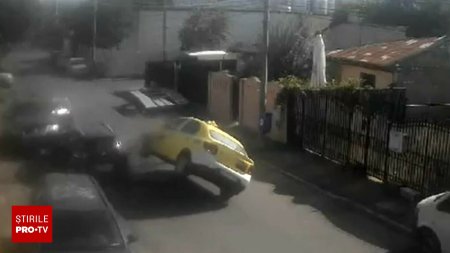 Un taximetrist baut a provocat trei accidente rutiere in doar cateva minute, in Bucuresti. Ce au surprins camerele video