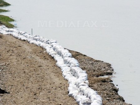 Autoritatile ridica diguri de urgenta si se pregatesc pentru inundatii