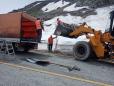 Strat de zapada depus pe Transalpina. Drumarii intervin cu un utilaj si material antiderapant