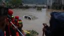 200 de morti in inundatiile devastatoare din Nepal. Salvatorii intervin cu tiroliene si <span style='background:#EDF514'>ELICOPTERE</span> pentru a ajunge la oamenii blocati