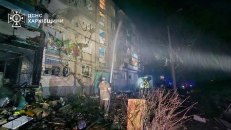 O bomba ghidata rusa a lovit un bloc de apartamente din Harkov. Sunt cel putin 10 raniti, salvatorii cauta printre daramaturi