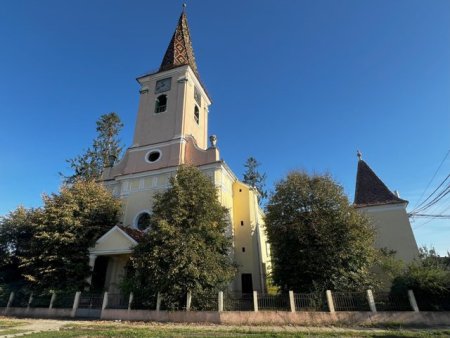 Povestea unei biserici din Sibiu, in care functionarii primariei lucrau in depozitul de slanina