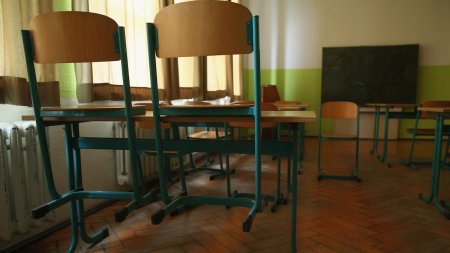 O profesoara din Arad a fost ranita grav, in scoala, dupa ce o bucata de tencuiala s-a desprins de pe tavan si a cazut peste ea