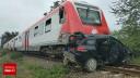 Accident grav pe calea ferata din Romania. O persoana a murit, iar alta a fost ranita, dupa ce o masina a fost lovita de tren