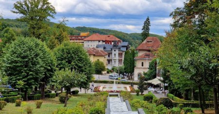 Statiunea balneara din 1898 de care putini romani stiu. Locul de o frumusete rara in care trebuie sa ajungi toamna aceasta