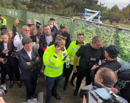 Nicusor Dan, impiedicat de Politia Locala Sector 4 sa demonteze gardul din Parcul Unirii: Ne vom intoarce cu Politia nationala si vom scoate gardurile