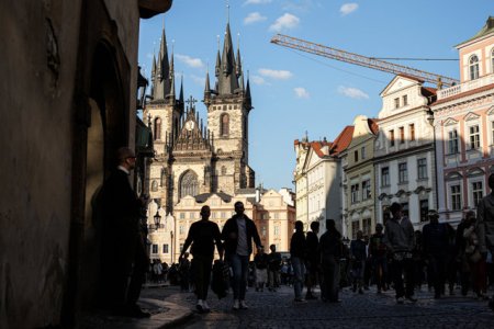 Praga pune frana 