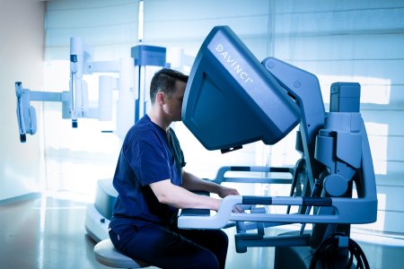 MedLife a investit 4 milioane euro pentru achizitia a doi noi roboti <span style='background:#EDF514'>DA VINCI</span>, folositi in chirurgie robotica, si ajunge la sapte echipamente de acest tip la nivel national