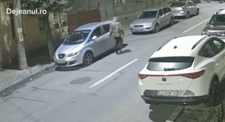 Momentul in care un barbat vandalizeaza mai multe masini parcate, in Dej | VIDEO