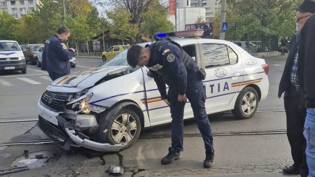 Soferita lovita de masina politiei in care erau doi suspecti retinuti acuza ca autospeciala nu are RCA si nici nu avea semnalele acustice si luminoase pornite