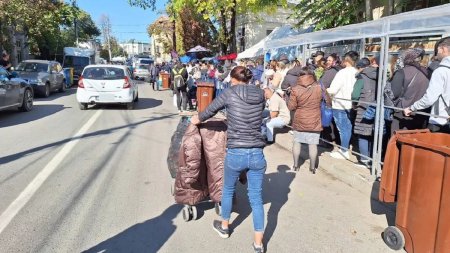 O mama singura a unui baiat de 12 ani din Iasi a strans sute de PET-uri pe zi, la pelerinajul de Sf. Parascheva: 