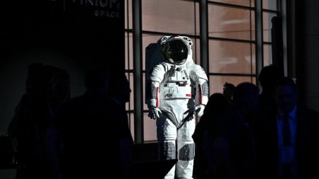 Astronautii NASA vor purta pe Luna costume Prada